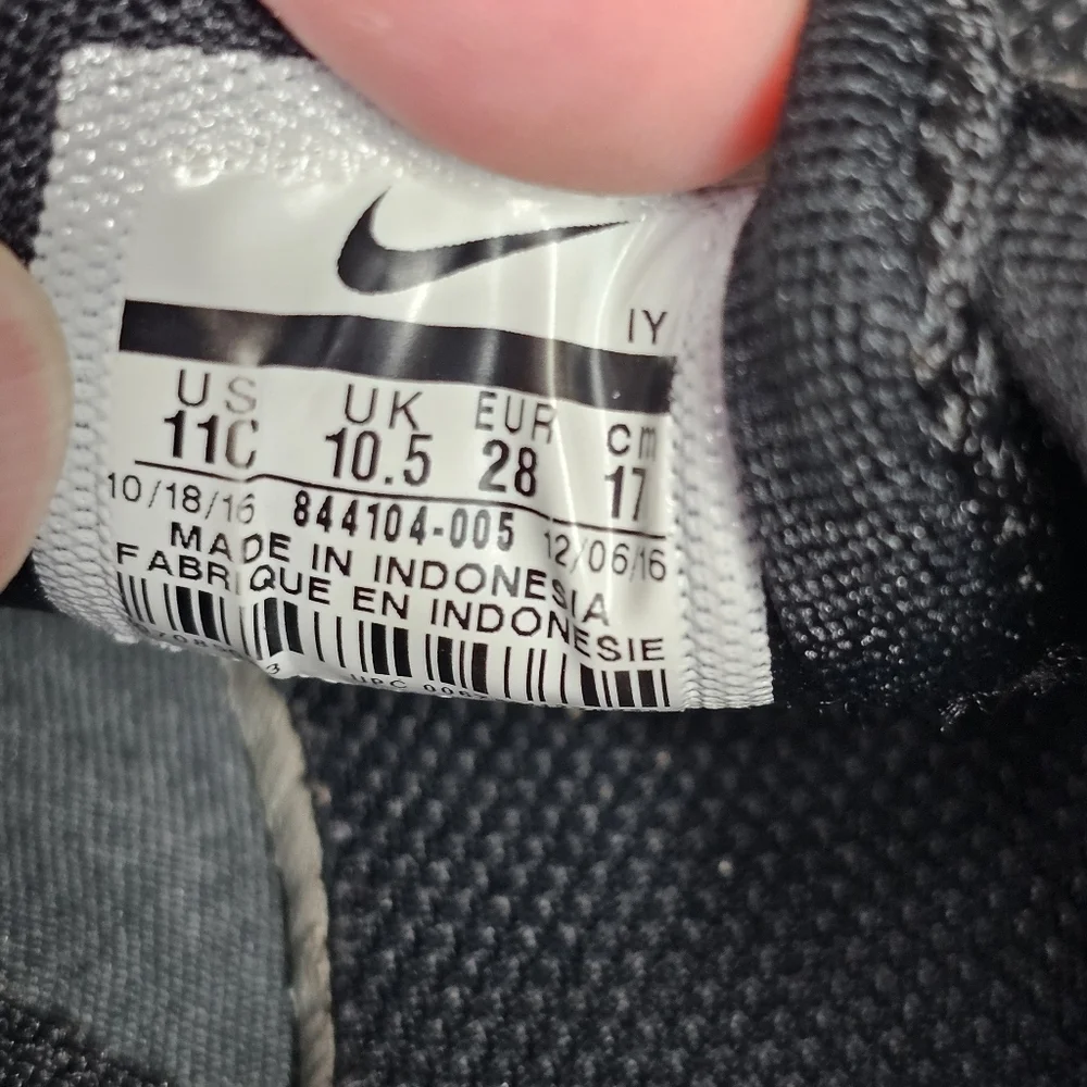 NIKE AIR MAX TAVAS TRIPLE BLACK TRAINERS